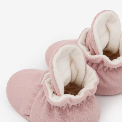 Weiche rosa Baby-Booties mit Cremesherpa-Futter aus dem Produkt Booties Gamuza Classic 0-12 Monate Rosewood