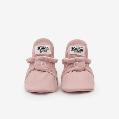 Paar rosa Baby-Booties mit weißen Druckknöpfen für das Produkt Booties Gamuza Classic 0-12 Monate Rosewood