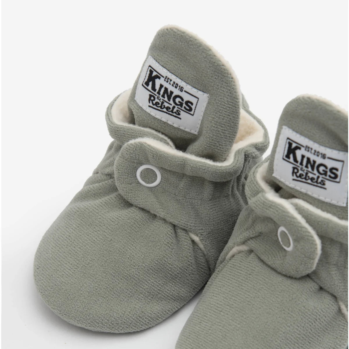 Weiche graue Babyschuhe mit weißer Fütterung aus der Gamuza Classic Kollektion