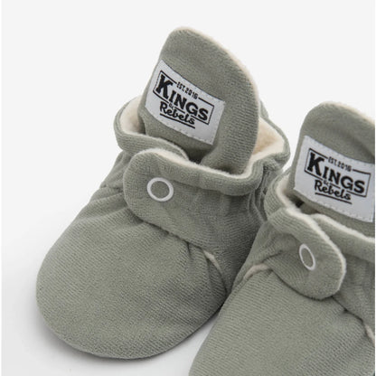 Weiche graue Babyschuhe mit weißer Fütterung aus der Gamuza Classic Kollektion