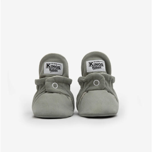 Graue Baby-Moccasins mit Druckknöpfen für Neugeborene im Produkt Booties Gamuza Classic