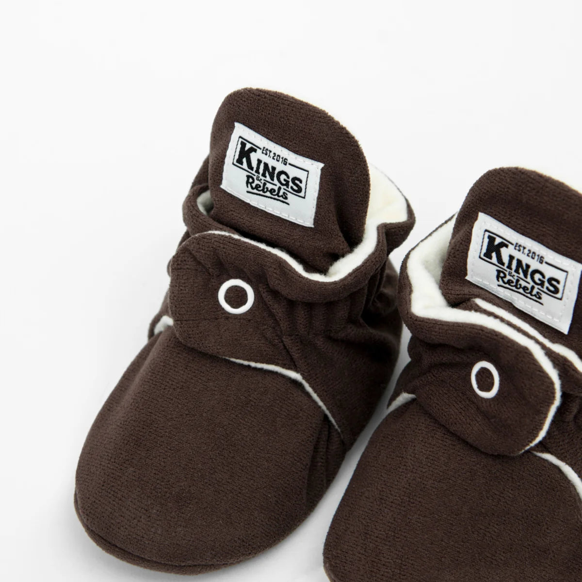 Braune Babyschuhe mit Kings-Branding und weißem Trim, Booties Gamuza Gripper