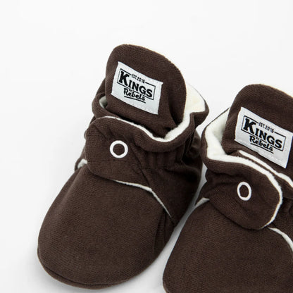 Braune Babyschuhe mit Kings-Branding und weißem Trim, Booties Gamuza Gripper