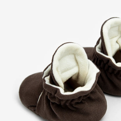 Braune Fleece-Babybooties mit weißem Innenfutter für 12-24 Monate, Modell Gamuza Gripper