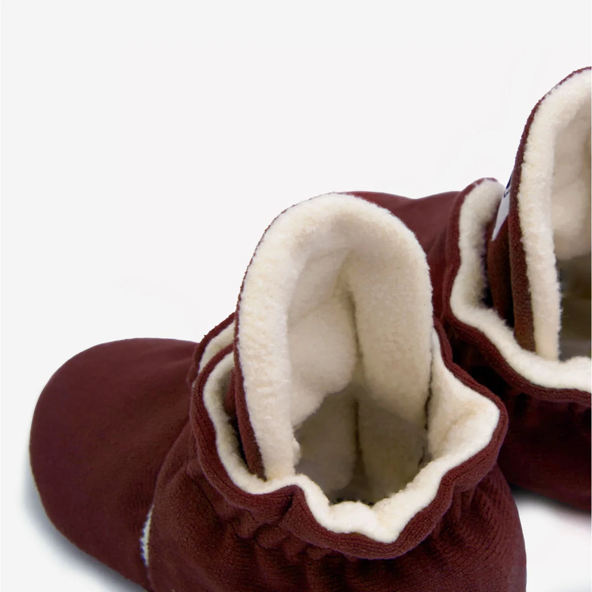 Kings & Rebels Booties Gamuza Gripper Cranberry, Markenlabel auf der Zunge