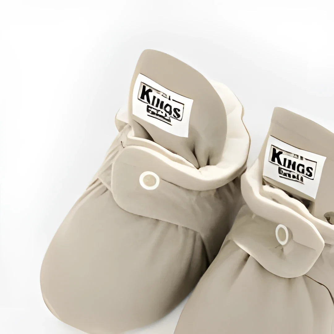 Beige Babybooties mit weißen Schnürsenkeln und Kings-Branding für 12-24 Monate