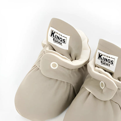 Beige Babybooties mit weißen Schnürsenkeln und Kings-Branding für 12-24 Monate