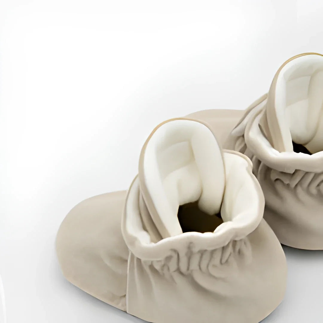 Weiche beige Babybooties mit elastischem Bündchen, Modell Booties Gamuza Gripper
