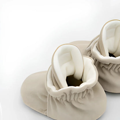 Weiche beige Babybooties mit elastischem Bündchen, Modell Booties Gamuza Gripper
