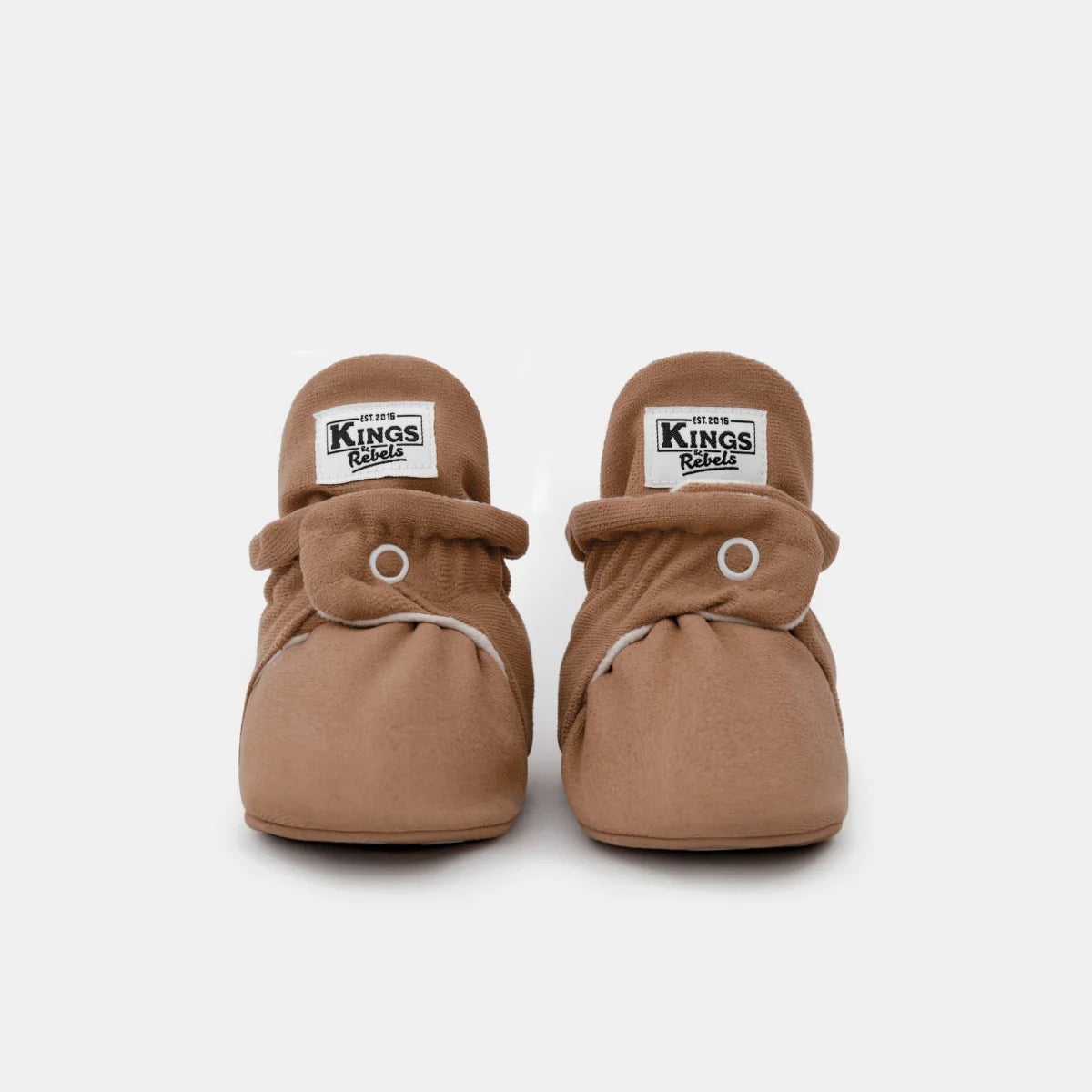 Babybooties aus Gamuza in Mocha mit weißem Rand und Knopf für 12-24 Monate