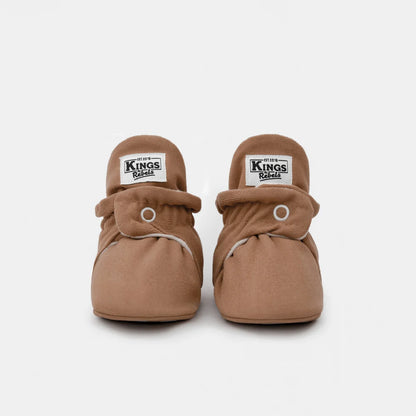 Babybooties aus Gamuza in Mocha mit weißem Rand und Knopf für 12-24 Monate