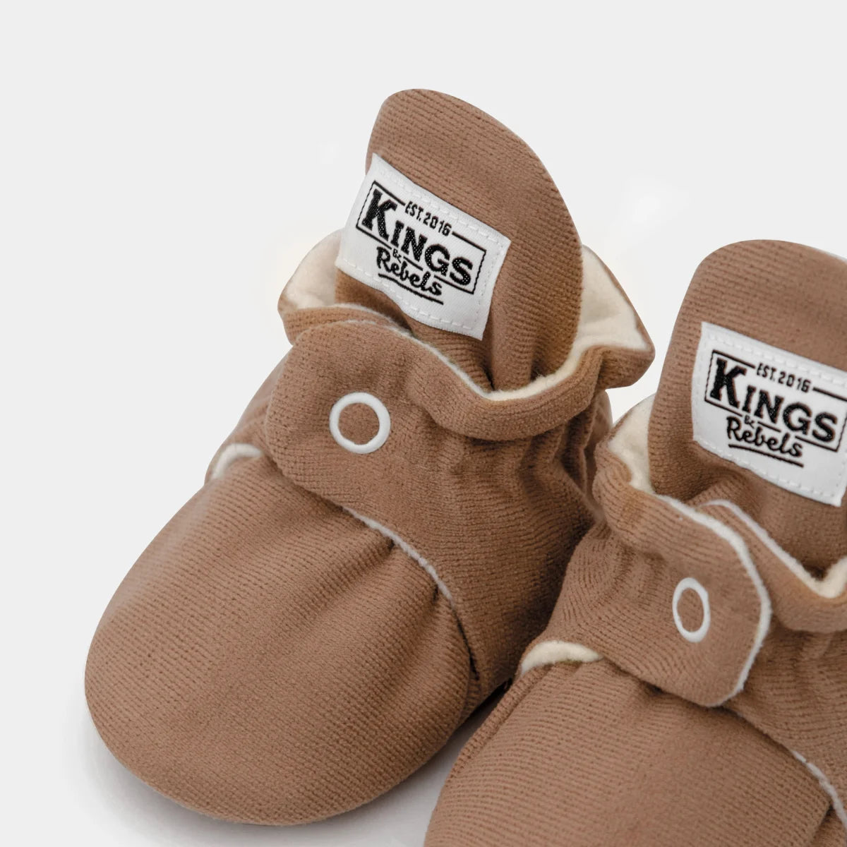 Weiche braune Babybooties mit weißen Druckknöpfen für 12-24 Monate von Gamuza Gripper