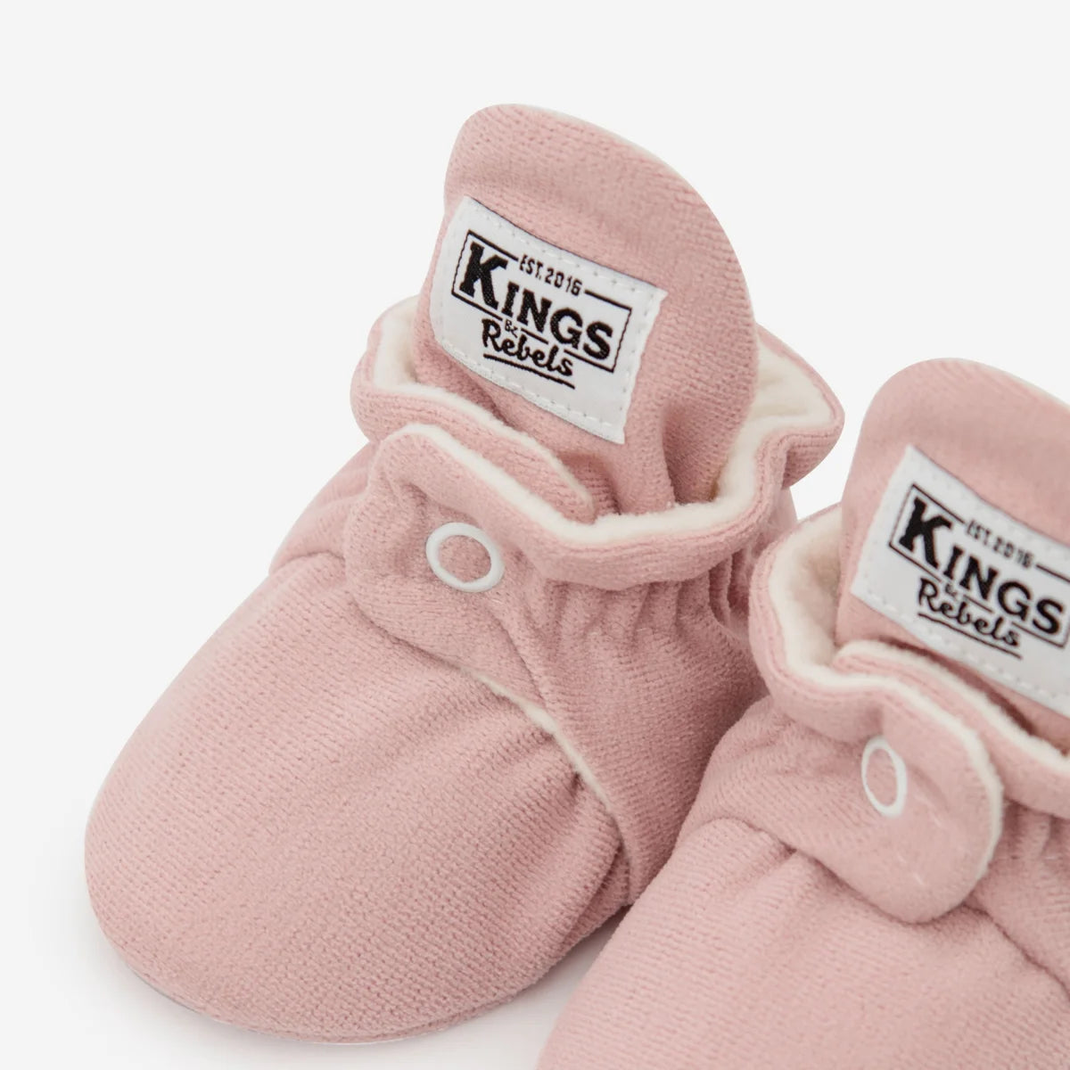 Weiche rosa Babyschuhe mit Druckknöpfen für 12-24 Monate im Produkt Booties Gamuza Gripper Rosewood