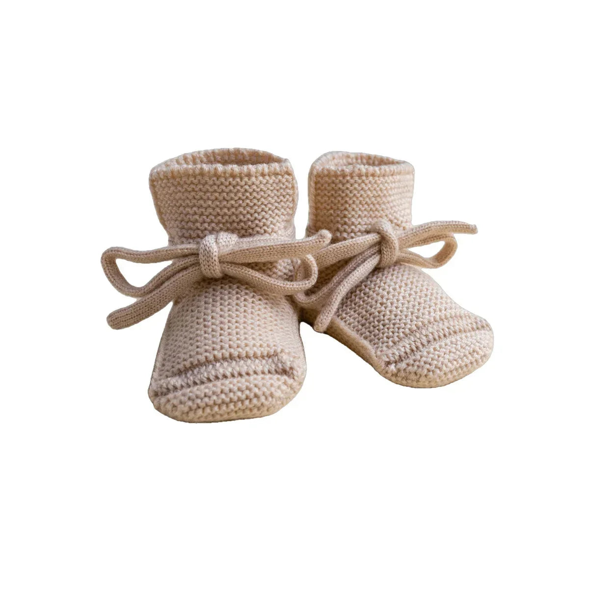 Beige gestrickte Babybooties mit gebundenen Schleifen in Oat-Design