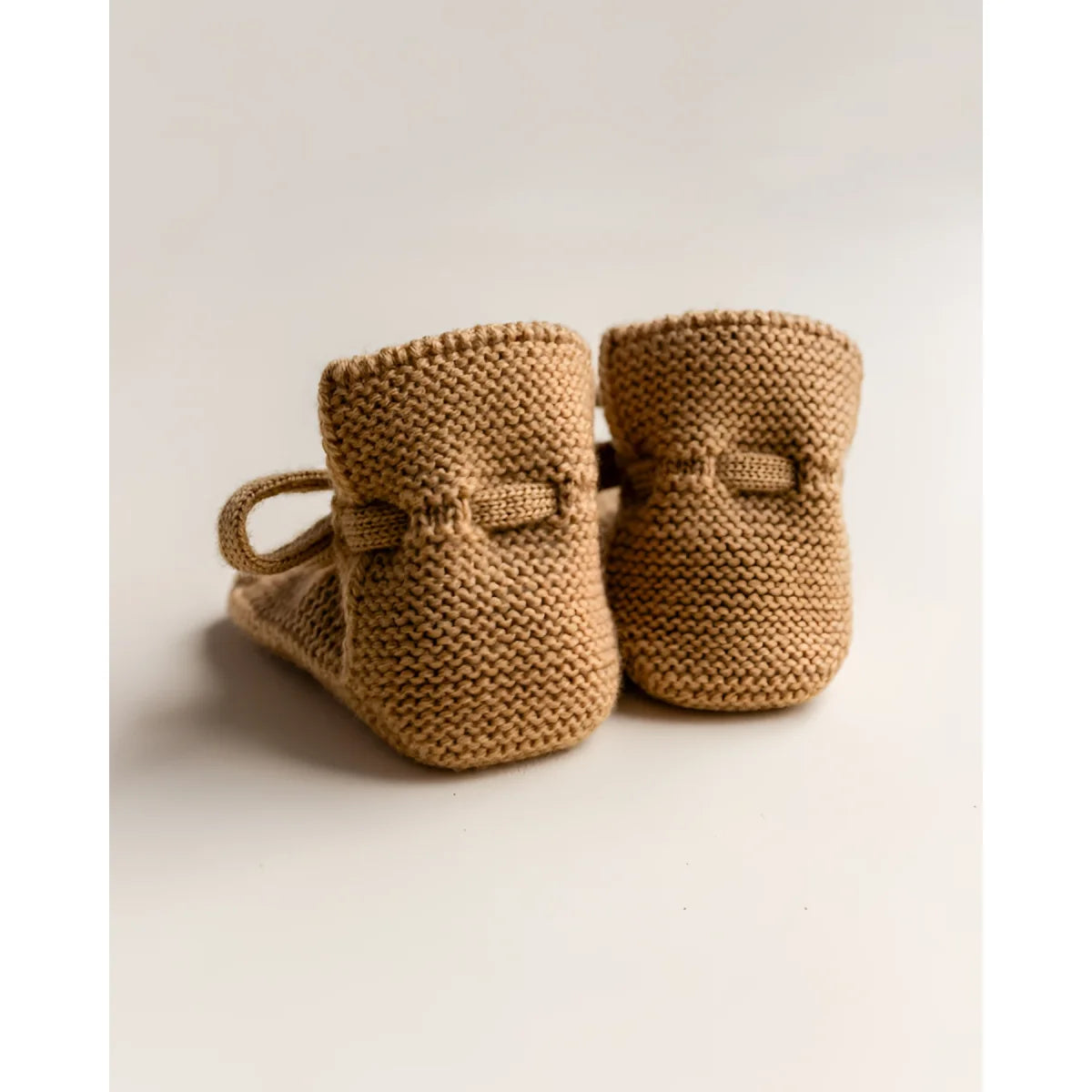 Beige gestrickte Babybooties mit Bindeband aus der Produktlinie Booties | Ochre