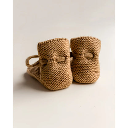 Beige gestrickte Babybooties mit Bindeband aus der Produktlinie Booties | Ochre