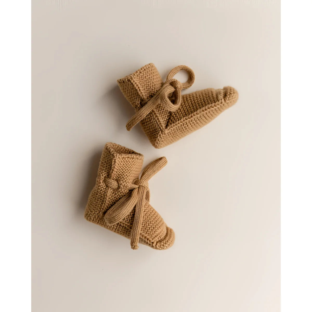 Helle braune Strick- oder Häkelbabybooties von Ochre