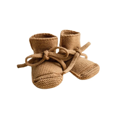 Braune gestrickte Babybooties mit Bindebändern, Modell Ochre