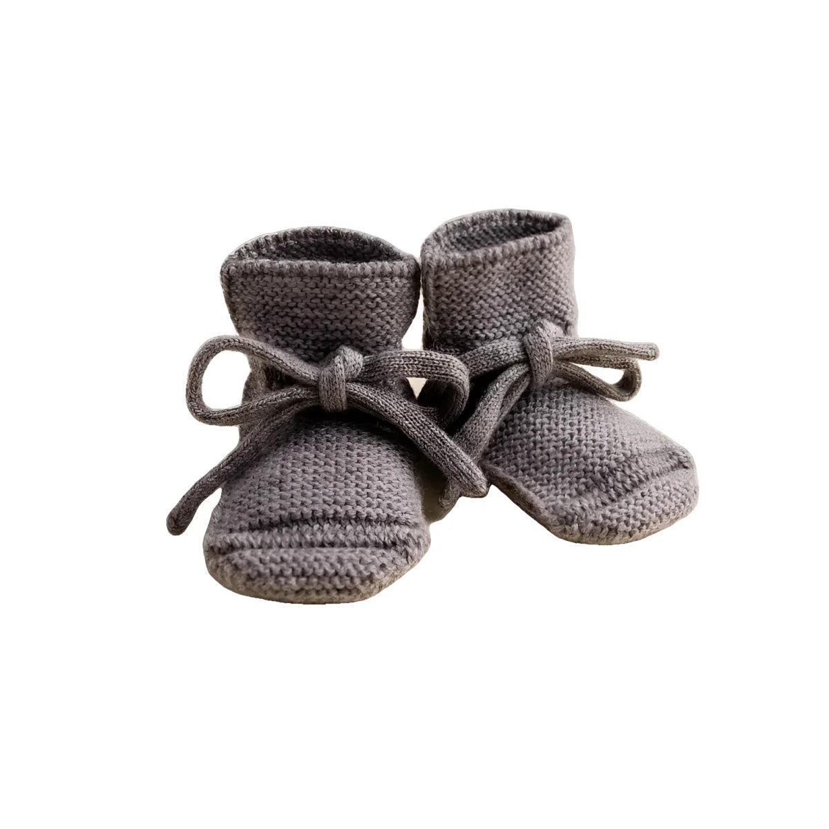 Paar graue gestrickte Babybooties mit gebundenen Schnürsenkeln von Otter
