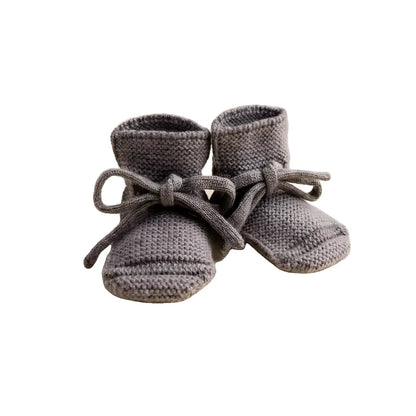 Paar graue gestrickte Babybooties mit gebundenen Schnürsenkeln von Otter