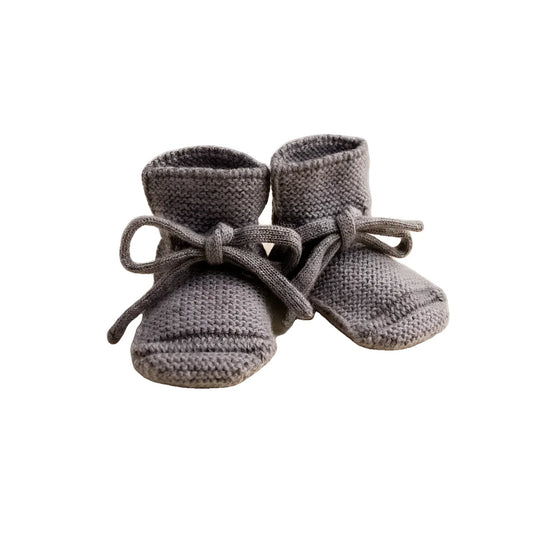 Paar graue gestrickte Babybooties mit gebundenen Schnürsenkeln von Otter