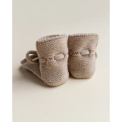 Beige gestrickte Babybooties mit kleinen Schleifen im Produktname Booties Sand