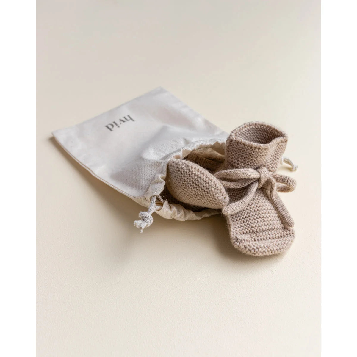 Beige Babybooties mit Bindebändern aus Strick im Produkt Booties Sand