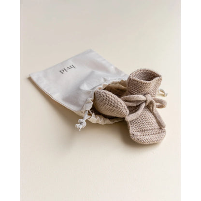 Beige Babybooties mit Bindebändern aus Strick im Produkt Booties Sand