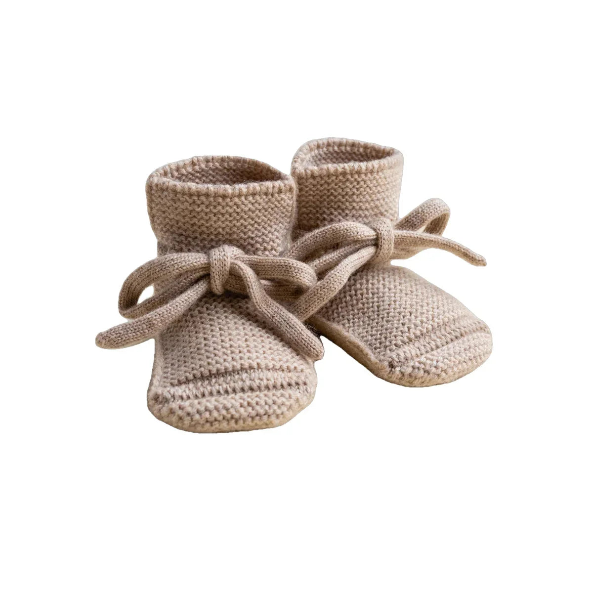 Beige gestrickte Babystiefel mit Bindebandverschluss in der Farbe Sand