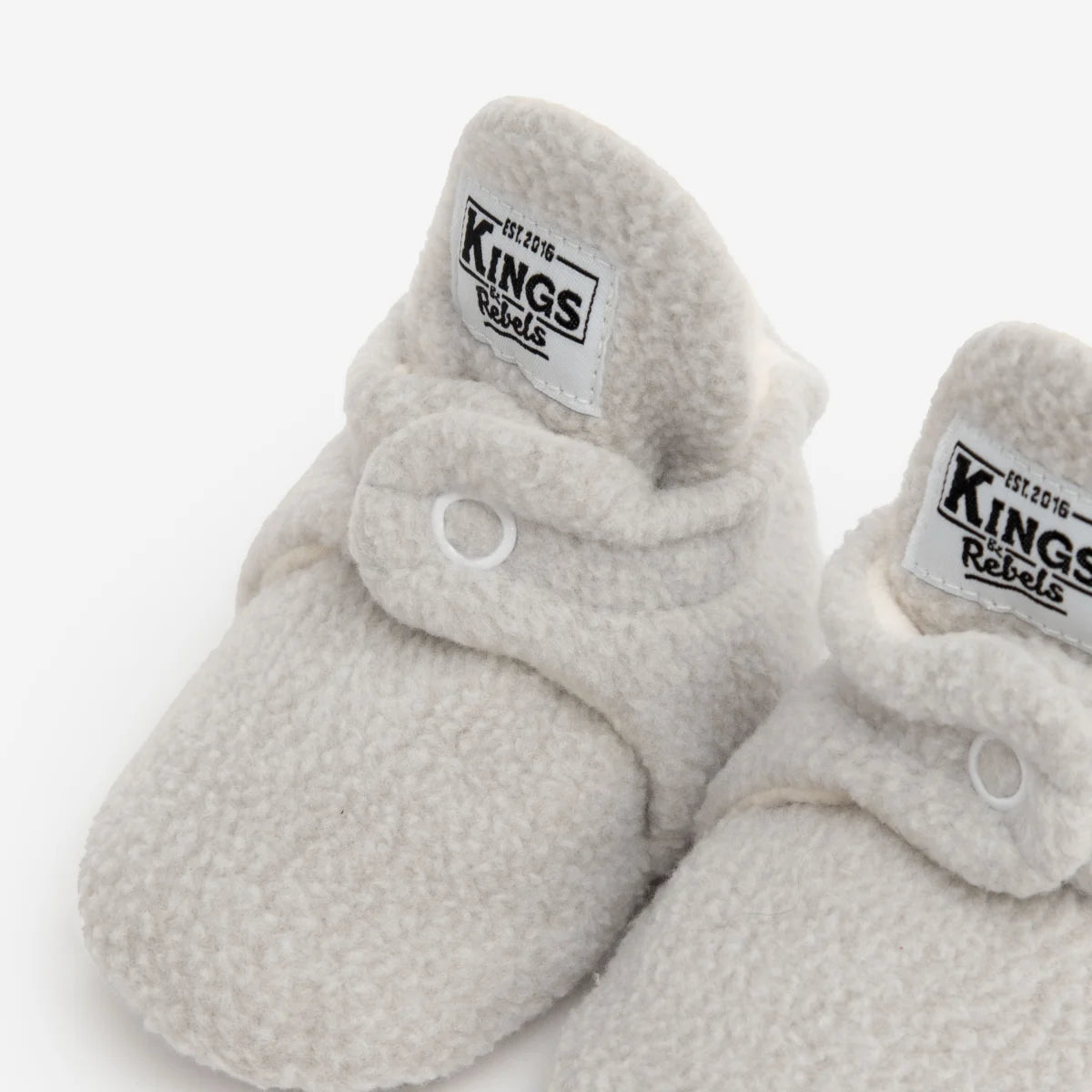 Helle, flauschige graue Babyslipper Booties Teddy 0-12 Monate mit Kings Rebelz Logo