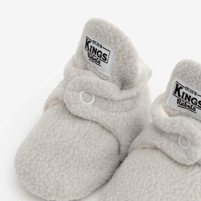 Helle, flauschige graue Babyslipper Booties Teddy 0-12 Monate mit Kings Rebelz Logo