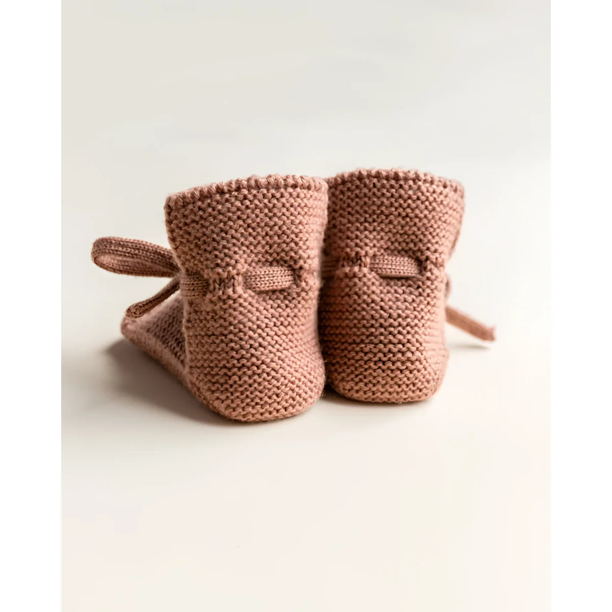 Ökologische Kinderbekleidung: Rosa gestrickte Babybooties mit Ripsbandbindung