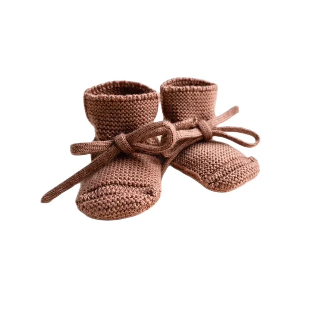 Weiche braune gestrickte Babybooties mit Bindebändern, ideale ökologische Kinderbekleidung