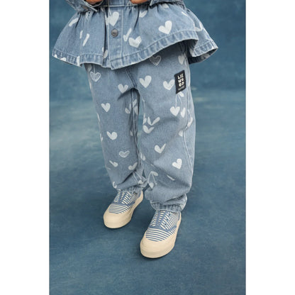 Helle blaue Denim-Jeanshose Borris Sweethearts mit weißen Herzen, lockere Passform
