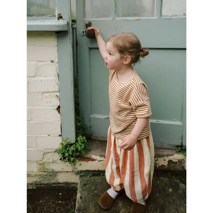 Kleines Kind in Boxy T-Shirt Copper Stripes, orange-creme gestreift