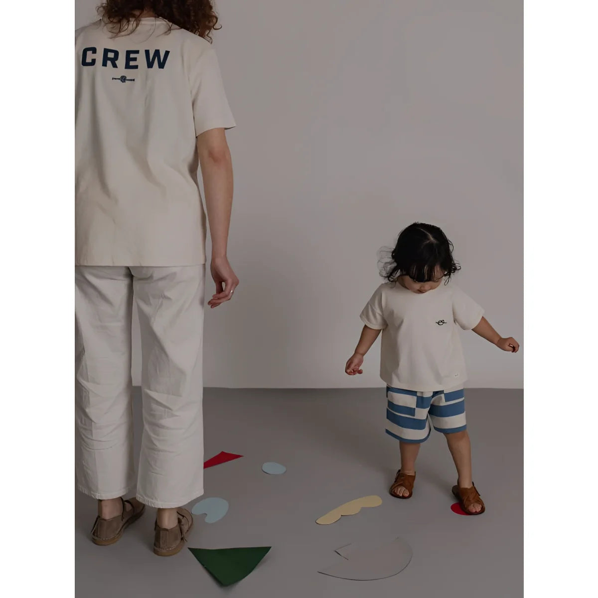 Creamfarbenes kurzarm-boxy-t-shirt mit navyblauem crew-print auf der rückseite