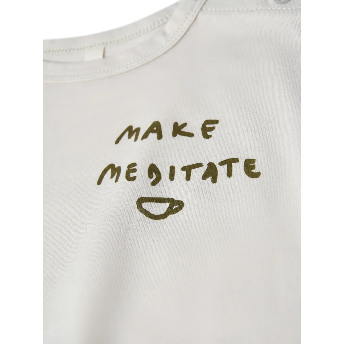 Weißes T-Shirt mit grünem Text MAKE MEDITATE und einfacher Becher-Ikone