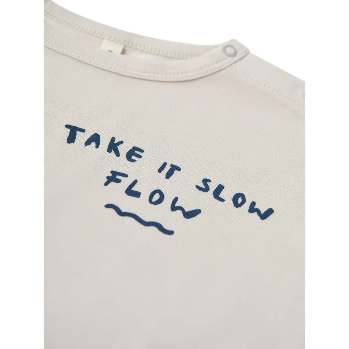 Weiße T-Shirt mit blauer Aufschrift Take it slow Flow und wellenförmiger Linie
