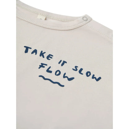 Weiße T-Shirt mit blauer Aufschrift Take it slow Flow und wellenförmiger Linie