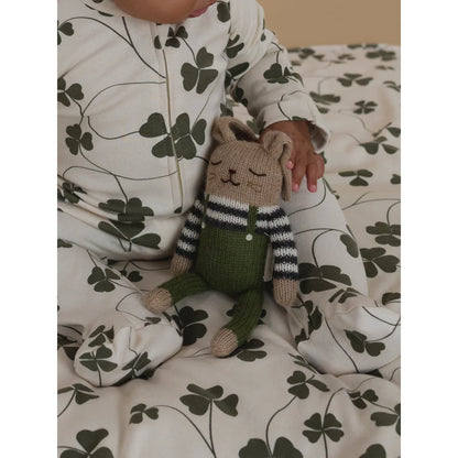 Gestrickeltes beiges Kaninchen-Spielzeug mit grüner Latzhose