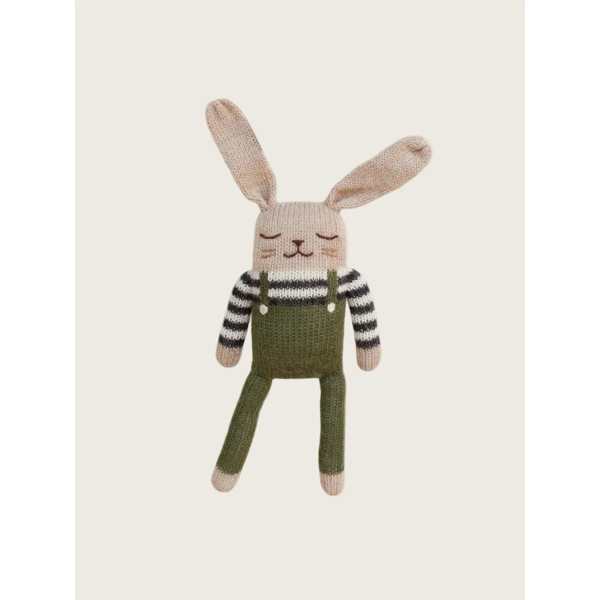 Gestricktes beiges Hasen-Plüschtier in Oliv-Overalls mit Streifenärmeln