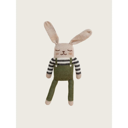 Gestricktes beiges Hasen-Plüschtier in Oliv-Overalls mit Streifenärmeln