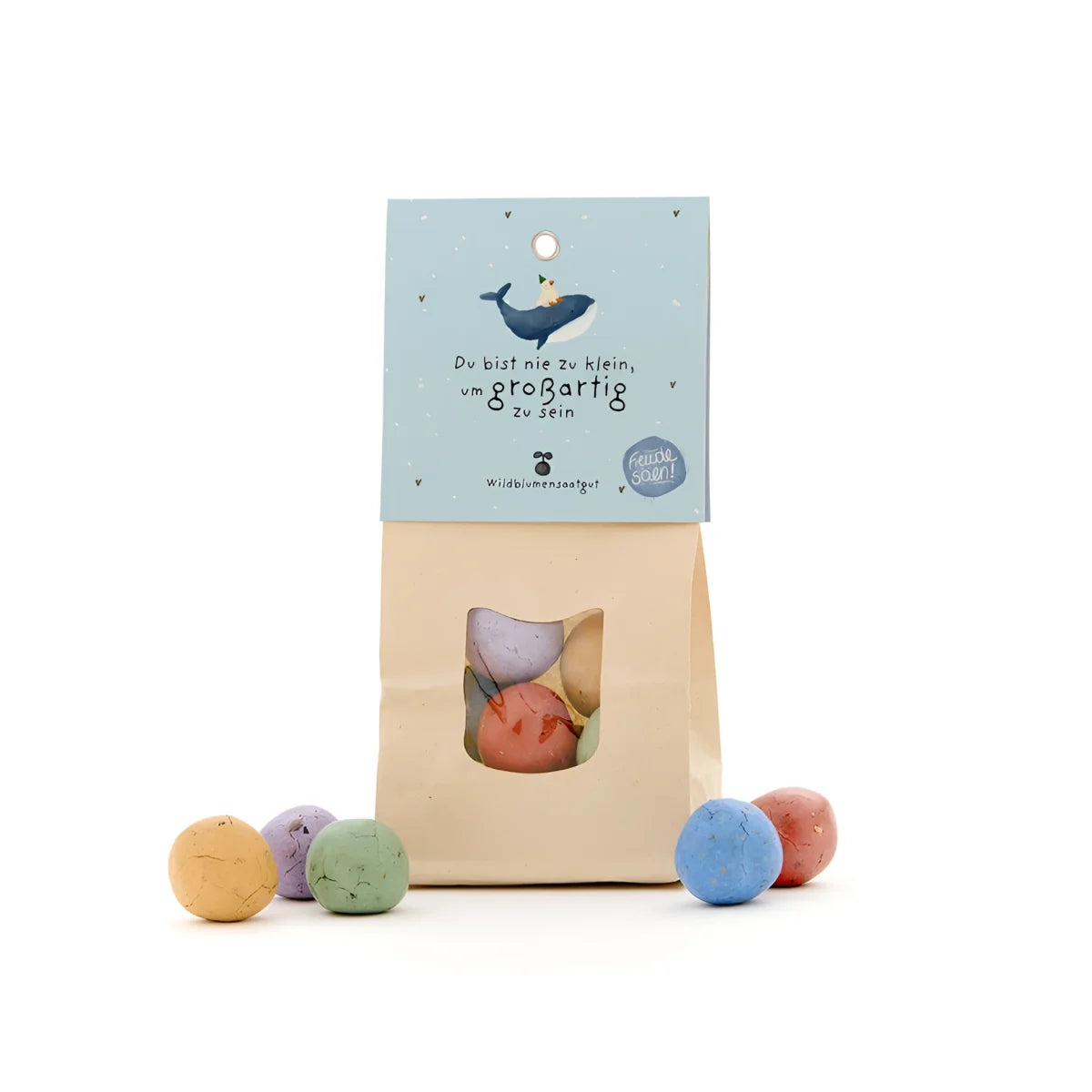 Bunte blumenmurmeln papiertüte mit bunten kreide-eiern und wal-design als ökologische baby- und kinderprodukt geschenk