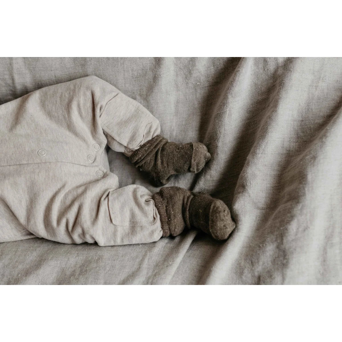 Babybeine in Fußsackpyjama, Produkt Butt Onesie in Beige