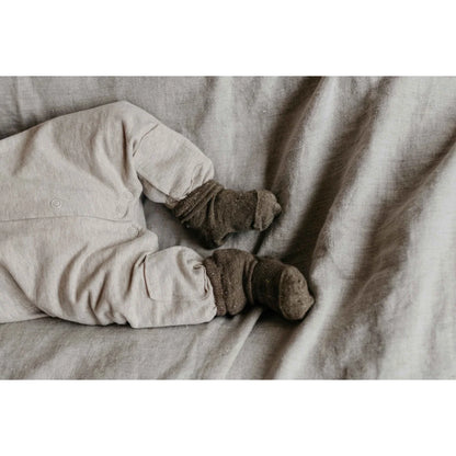 Babybeine in Fußsackpyjama, Produkt Butt Onesie in Beige