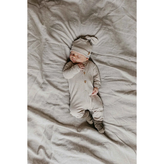Schlafendes Baby in beigem Outfit, Butt Onesie in Beige