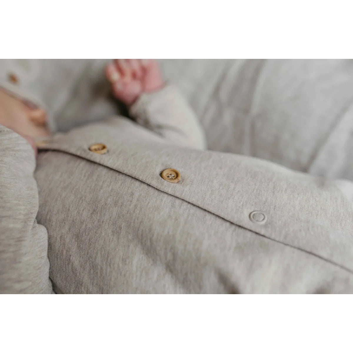 Baby Schlafsack aus Leinen mit Knöpfen in beige für höchsten Komfort