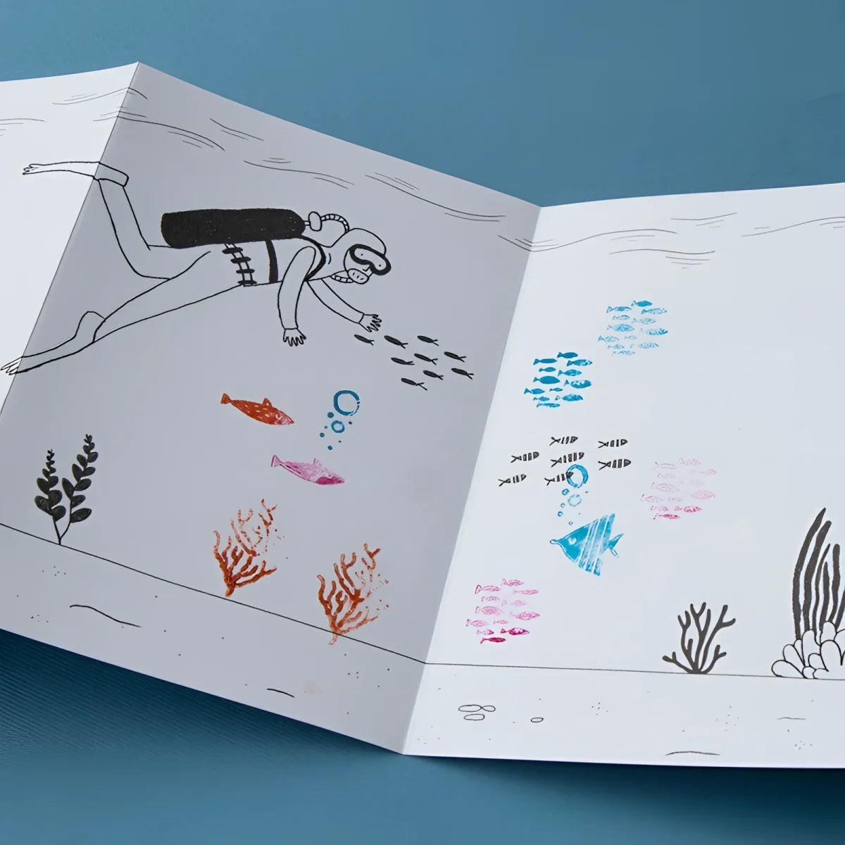 Offenes illustriertes Kinderbuch aus Calming Stamps - Sea mit Taucher und bunten Fischen