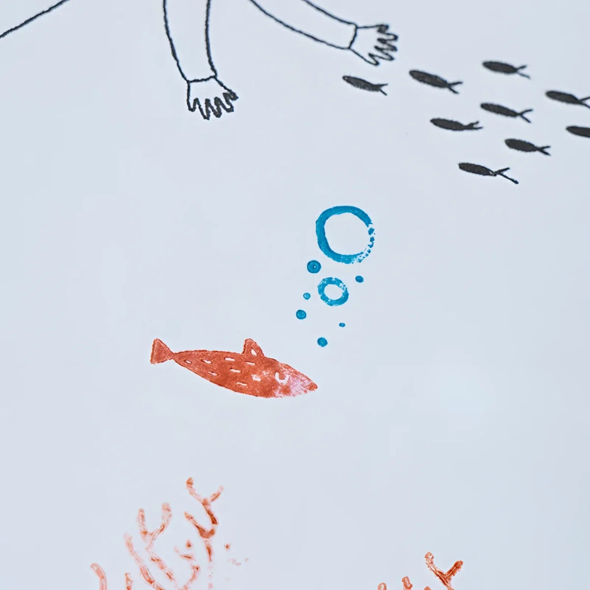 Orange Fisch mit weißem Punktmuster schwimmt bei blauen Blasen – Calming Stamps Sea
