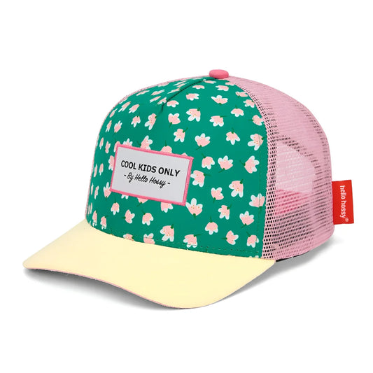 Lebendige grün-rosa geblümte Trucker Cap Garden Joy mit hellgelber Krempe und „Cool Kids Only“ Label von Hello Hossy